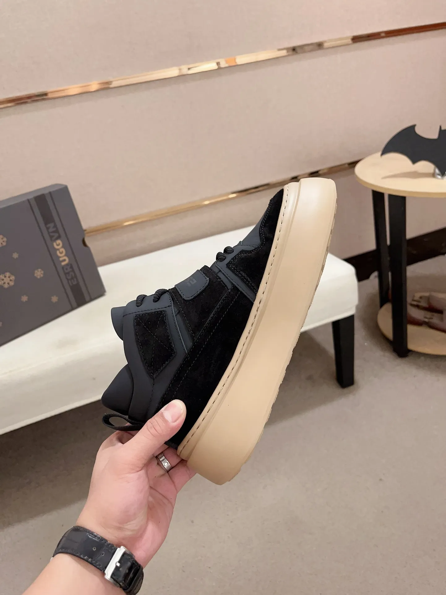 Factory Price: 380 Men's Men's Shoes💰North American Men's Shoes Ugg ☃️In the special sale of new high-quality men's shoes and snow boots in autumn and winter, the nemesis of extreme cold weather! Made of cowhide leather, merino wool lining, and original outsole, whether driving, outdoor or daily wear, there is always one that suits you! Code number 39-44